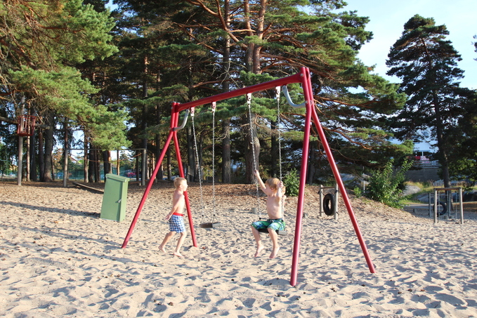 Gungande barn Leka på stranden